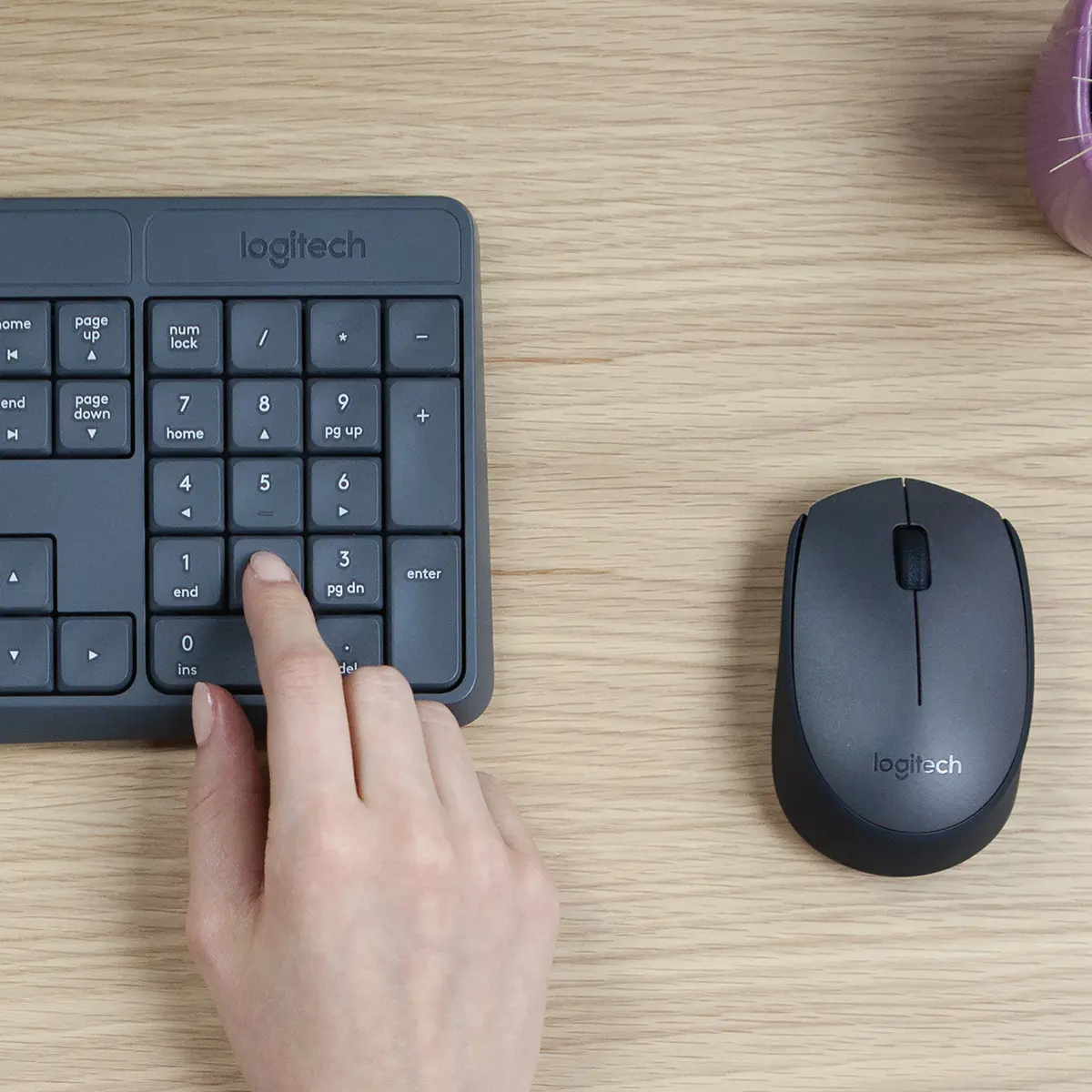 Kit de teclado e mouse sem fio Logitech MK235 teclado grafite e mouse preto