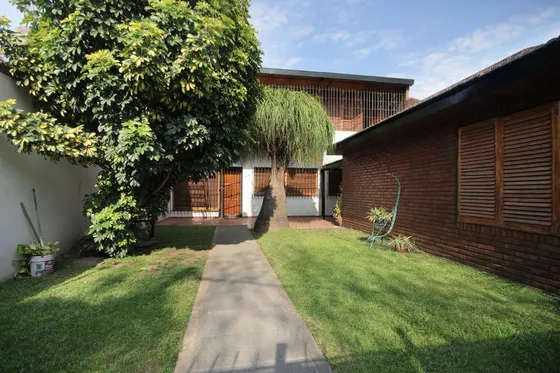 Venta Casa 5 Amb. Con Jardín Y Parrilla 