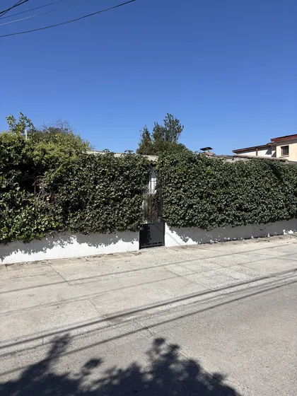 Casa Sólida, Con Amplio Terreno, Barrio Consolidado