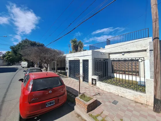 Casa Amplia Con Patio Y Terraza 2 Dormitorios Barrio Yofre Sud