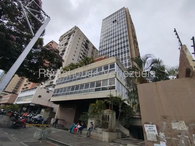 Orficina En Venta En Torre Empresarial De Los Cortijos 25-19927 Cs