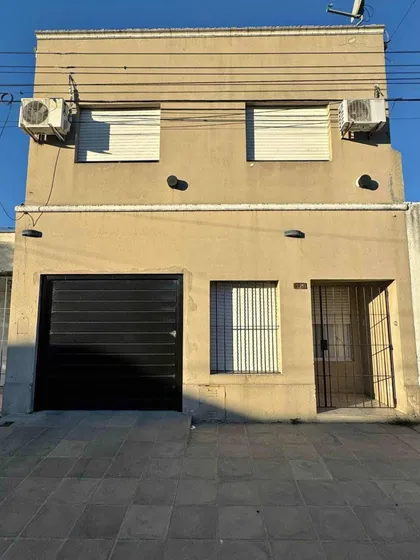 Casa De 3 Dormitorios, 2 Baños, Cocina, Living, Garage