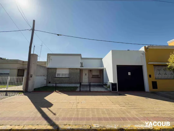 Casa En Venta - 3 Dormitorios 1 Baño - Cocheras - 412mts2 - Ensenada