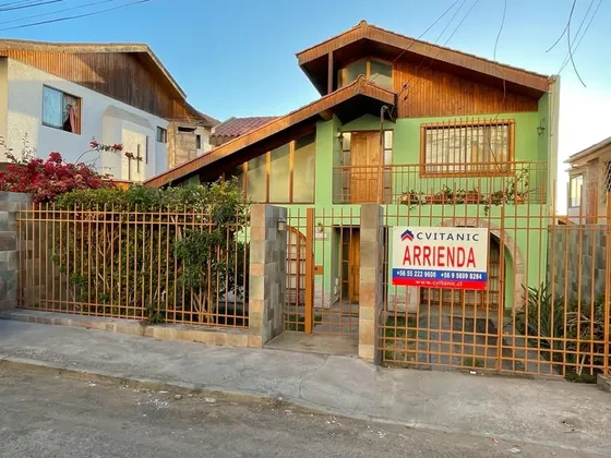 Casa Coviefi, 04 Dormitorios, 03 Baños Y Estacionamiento.