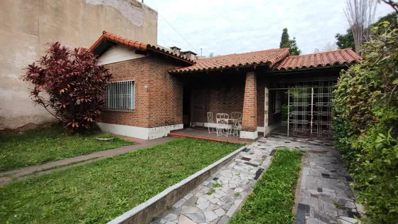 Casa De 3 Amb + Patio + Cocheras En Lanús