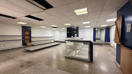 Venta De Local Comercial En Valencia, Ubicado En Av. Bolívar.  Negociable.  Mr