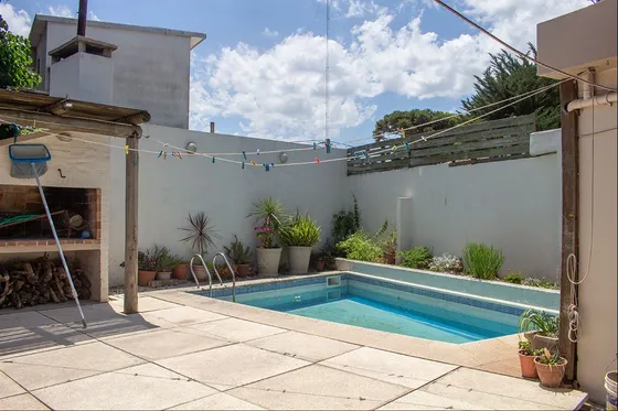 Casa En Venta De 4 Dormitorios Con Piscina En Barrio Monaco
