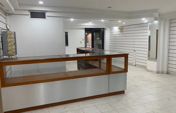 En Venta Local Comercial En C.c. Maneiro De Plc 