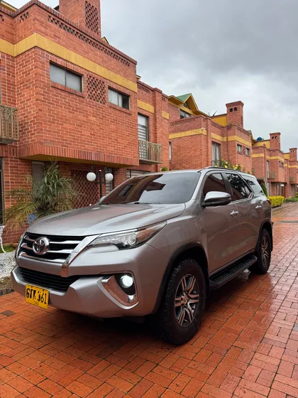 Toyota Fortuner 2.7l Mid