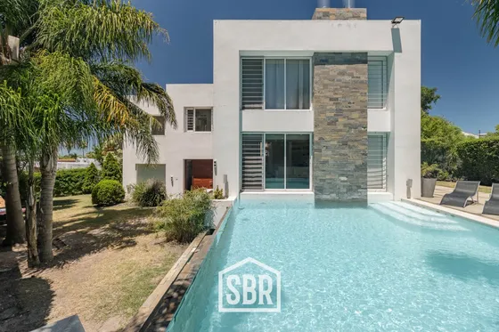 Venta Espectacular Casa De 5 Dormitorios En Carrasco Sur. Con Muebles. (ref: Sbs-83)