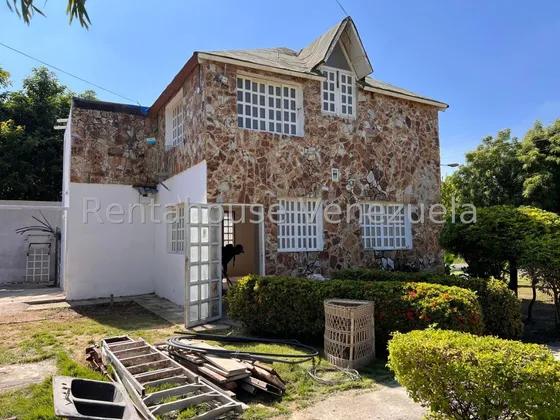 Estupenda Casa Tipo Chalet En Venta, Urb. Santa Rosalia, Cagua, Edo. Aragua, 25-21613 Mv