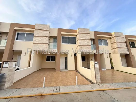 Dennymar, Vende Hermosa Casa En Cabudare, Con 3 Habitaciones, 3 Baños, Con 114m2, En Plena Av Ribereña Cabudare. 26 7054