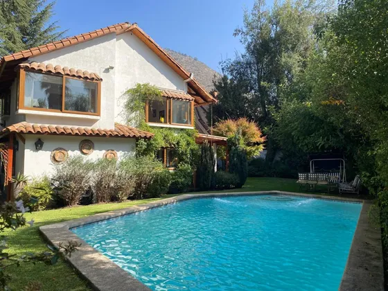 Elegante Casa En Los Trapenses Con Quincho Y Piscina.
