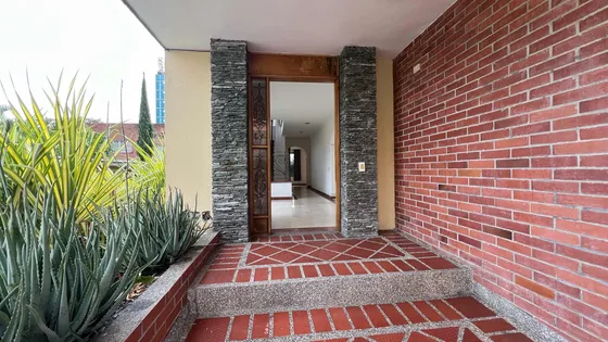 Linda Casa Ubicada Cerca Al Country Club Ejecutivos $1.399.000.000 Altos Del Poblado Cod.22072024-10