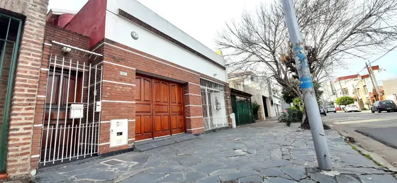 Venta De Hermoso Chalet De 4 Amb Con Cochera Hermoso Jardin Y Terraza. Apta Credito!