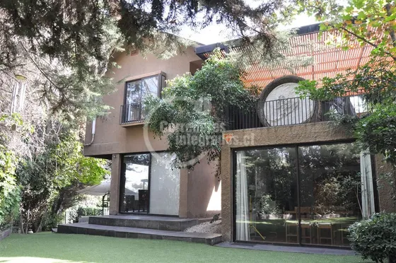 Casa En Venta De 5 Dorm. En Las Condes Preciosa