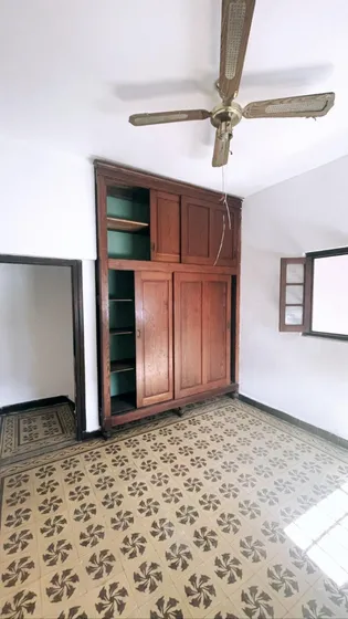 Alquiler De Casa Estilo Apartamento De 4 Dormitorios  En General Flores Y Propios Con Garaje Y Patio Con Parrillero Por Favor Tener Garantia: Anda Ó Cgn.  