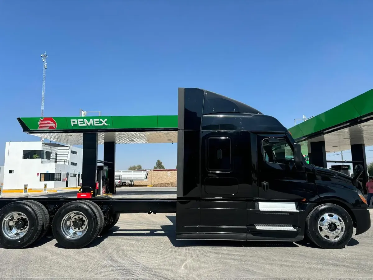 Freightliner Cascadia Evolution Negro Tracto Chasis Cabina428244606806272008