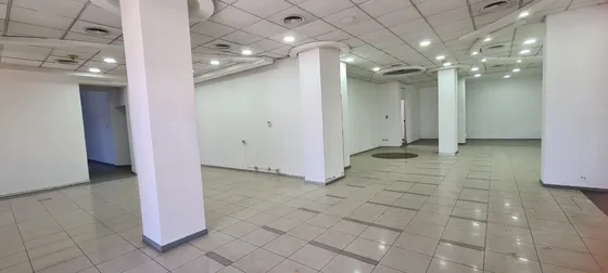 124 Oficina Carrera / Constitución, Chillán. 235/451 M2.