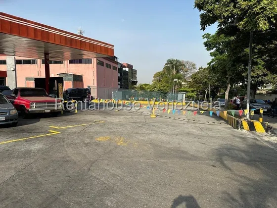 Venta De Estacion De Gasolina En Terrazas Del Avila 25-24144