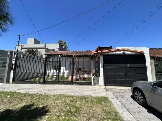 Casa En Venta - 3 Dormitorios 3 Baños - 322mts2 - Wilde, Avellaneda