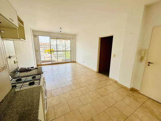 Departamento En El Barrio De Caballito 2 Amb. Frente Con Balcon Y Cochera Fija