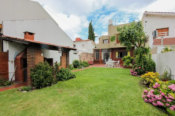 Venta De Casa 5 Ambientes Con Piscina En Haedo Sur