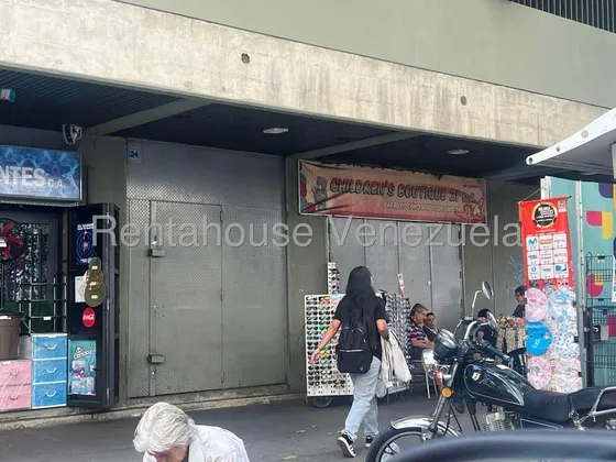 Local En Alquiler A Pie De Calle  En La Candelaria Con Gran Area De Almacen O Centro De Produccion 25-7392
