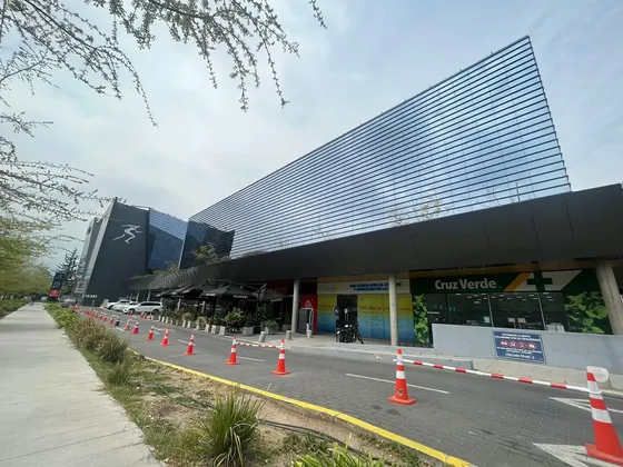 En Venta Oficina En Lo Barnechea, Edificio De Clinica Meds