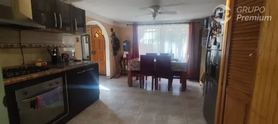 Casa En Venta De 9 Dorm. En Maipú