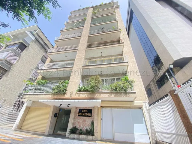 Altamira !! Fabuloso Local Comercial A Nivel De Calle, Frente A La Plaza Altamira, 130 M2, 2 Baños, 8 Espacios De Trabajo, Zona De Alto Tránsito Vehículos Y Personas. Ubicación Estratégica !!