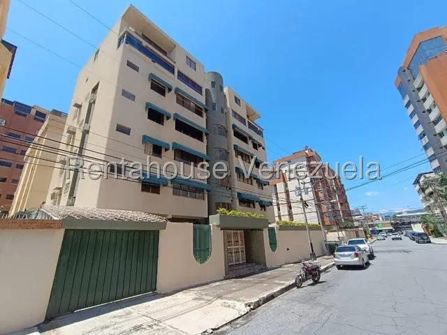 Apartamento En Venta Zona Norte Maracay Urb El Bosque Amoblado 25-9970 Hc