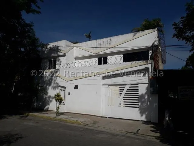 Es Una Casa Que Fue Ampliada, Tiene Los Planos Permisados Pero No Ha Sido Registrada La Ampliación. En Total Dispone De 18 Habitaciones Y 10 Baños, Y En La Actualidad Funcionan 4 Consultorios Médicos.