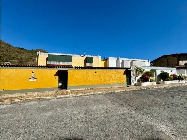 Se Vende Casa 1.450m2 9h/10b/9p Prados Del Este