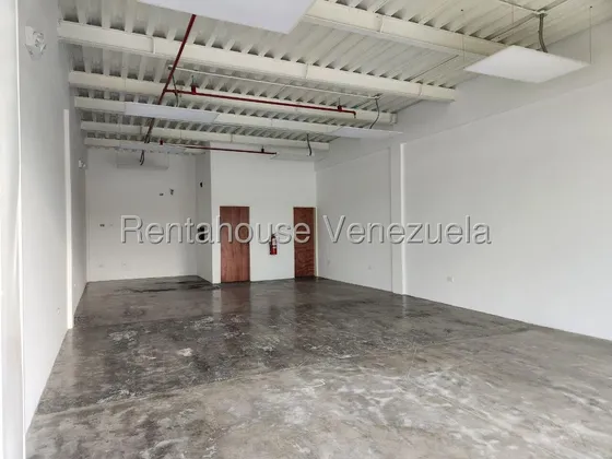 Local En Alquiler En Cabudare De 72 M2. Planta Eléctrica, Amplio Estacionamiento, Pozo Propio, Vigilancia Y Cámaras De Seguridad Para Su Tranquilidad. Incluye Baño Y Depósito. Maritza Lucena