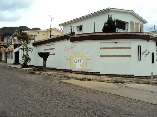 Casa En Venta En Valles De Camoruco De 396mt2. Actualizada. Calle Cerrada, Patio. Solo Clientes. Lm