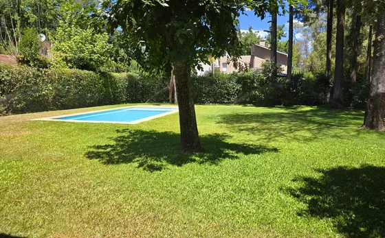 Venta  De Casa  4 Ambientes Con Parque Y Pileta En Los Troncos Country Club Pilar
