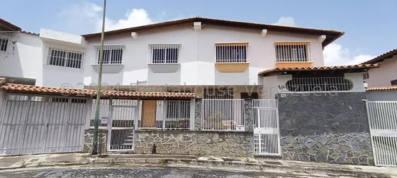 Bella Casa, Excelente Vista, En Calle Con Doble Vigilancia. Calle Cerrada. 25-409