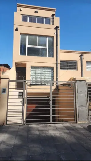Venta De Casa 4 Ambientes  Con Fondo Hurlingham