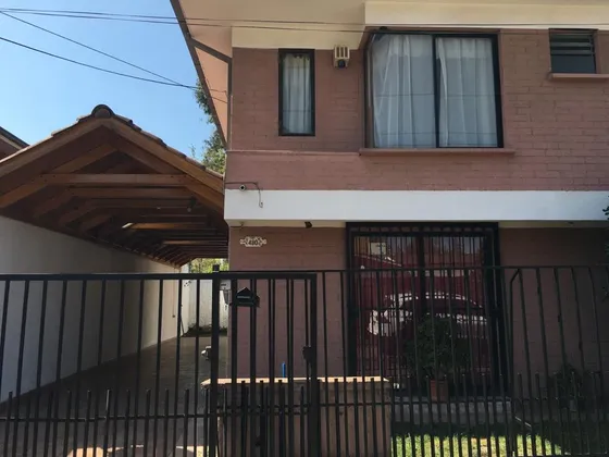 Arriendo Comoda Casa A Pasos De Todo Tipo De Movilización.