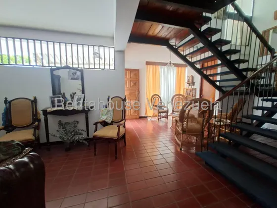 Abella 274299casa Para Remodelar En El Cafetal Ubicada En Una Zona Privilegiada De Caracas, En Calle Pública Abierta (sin Garita Ni Vigilancia). Una Propiedad Con Gran Potencial Para Rediseñar Y Adapt