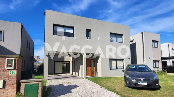 Casa En Venta 4 Ambientes Maria Eugenia Rv