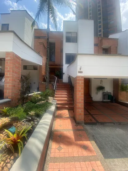Casa En Venta En El Poblado. Cod V12526