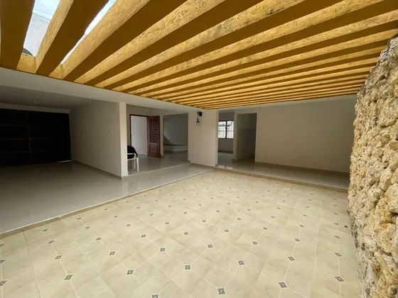 Casa Con Espacios Iluminados Y Bondadosos, Comoda Y Ventilada, Ubicada En Sector De La Ciudad En Continuo Desarrollo. Cod 68725