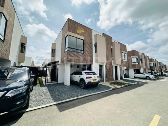Casa En Venta En Alfaguara. Cod V7536740