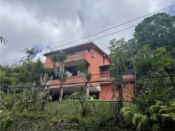 Casa En Sector Las Marías- El Hatillo 4h/4b/5p 450m² Jj/ws