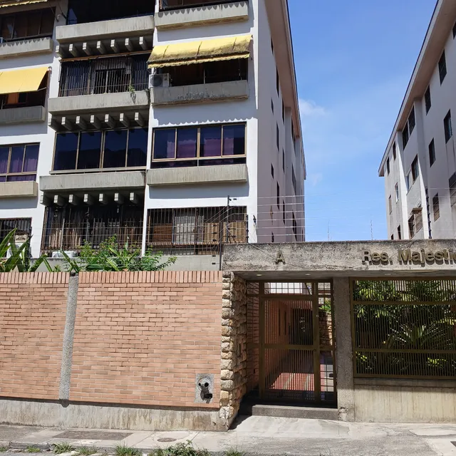 Espacioso Apartamento En Venta En La Urb. Miranda En La Calle La Pirámide 