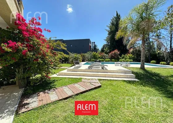 Casa En  Venta En Barrio Privado Malibu Canning