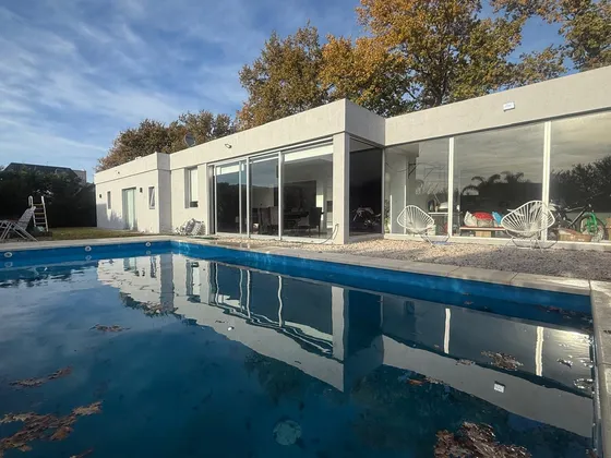 Casa En  Alquiler De 3 Dormitorios Con Pileta