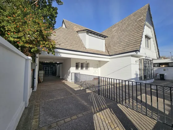Casa Excelente Estado, Una Cuadra Del Metro Villa Frei.